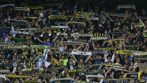 Zahlreiche treue Fans von Fenerbahçe SK zeigen dicht gedrängt ihre gelb-blauen Schals auf der Tribüne vor dem Anpfiff eines Heimspiels.